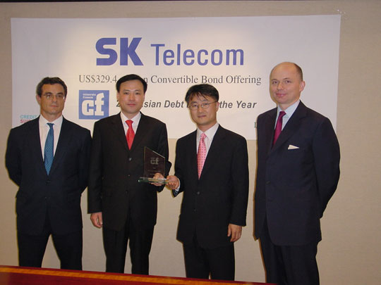 SK Telecom officials and officials from financial institutions who participated in issuing SK Telecom`s exchange bond, are shown receiving the prize for `Best Asian Debt Deal of the Year` from Euromoney of England (from left to right, Joseph Galagar, head of CSFB`s Asia Corporate Finance Group, Dong Hyun Jang, vice-president and head of SK Telecom`s Management Planning Office, Hyung Jong Song, vice-president and head of SK Telecom`s IR Office, and Charls Alexsandar, head of Lehman Brothers` Asia Corporate Finance Group, are shown).